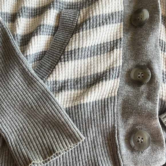 American Eagle Outfitters Sweater - Picture 3 of 5